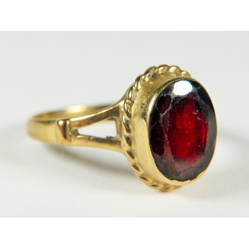 216A - 9ct gold vintage garnet cocktail ring (2.9g)    755977  Finger size 'L'