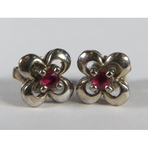 218A - 9ct white gold ruby floral stud earrings (2.3g)    754514