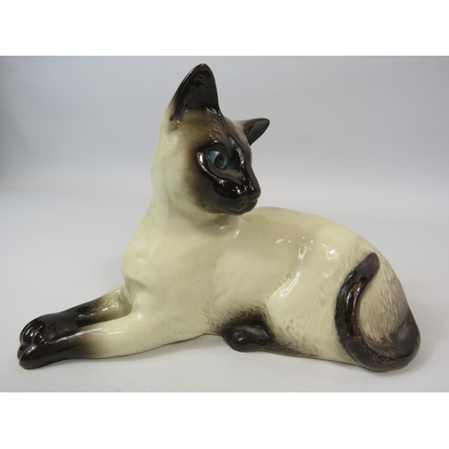 16 - Beswick Siamese cat, Model no 1558. Approx 12cm tall & 19cm long.