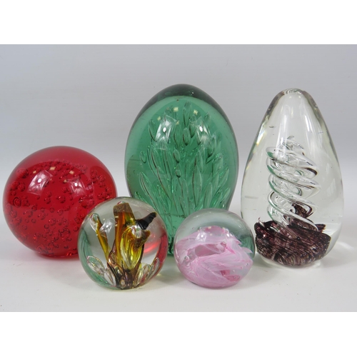 113 - Selection of paperweights, Dump glass and Alum bay.