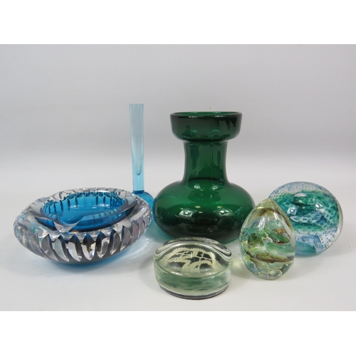 124 - Mixed art glass and paperweight lot to include pieces fron Caithness and Alum bay