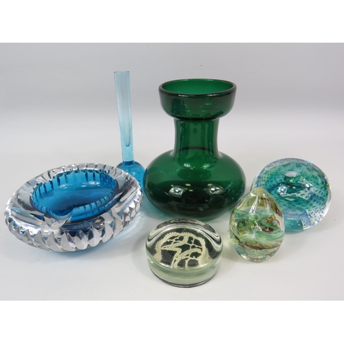 124 - Mixed art glass and paperweight lot to include pieces fron Caithness and Alum bay