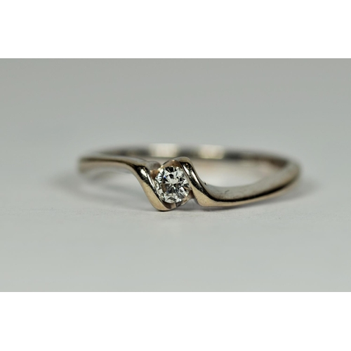 581 - 18ct White Gold Solitaire Diamond Ring.  Finger size  M-5   2.3g   Diamond 0.15pts.  See photos.