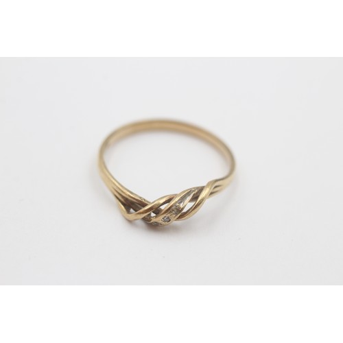 5 - 9ct gold diamond three stone twist rope setting ring (1.3g)     798369
Ring Size 'O'