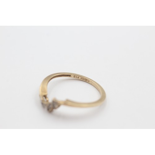 9 - 9ct gold diamond stylised leaves setting dress ring (1.3g)     734277
Ring Size 'O'