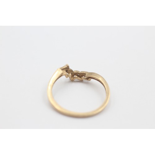 9 - 9ct gold diamond stylised leaves setting dress ring (1.3g)     734277
Ring Size 'O'