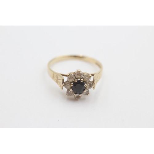 26 - 9ct gold sapphire & clear gemstone floral cluster dress ring (2.1g)     798365
Ring Size 'N'