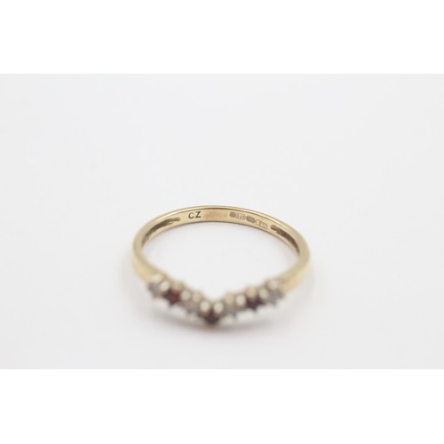 55 - 9ct gold garnet & clear gemstone wishbone ring (1.4g)     808770
Ring Size 'P'
