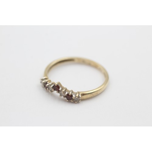 55 - 9ct gold garnet & clear gemstone wishbone ring (1.4g)     808770
Ring Size 'P'