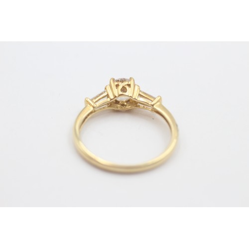 71 - 14ct gold clear gemstone trilogy ring (2.5g)     807635   Ring Size 'R'