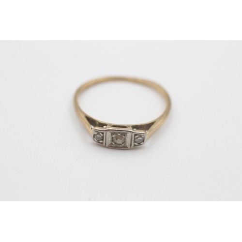 72 - 9ct gold & platinum vintage diamond trilogy ring (1.4g)    807636
Ring Size 'M'