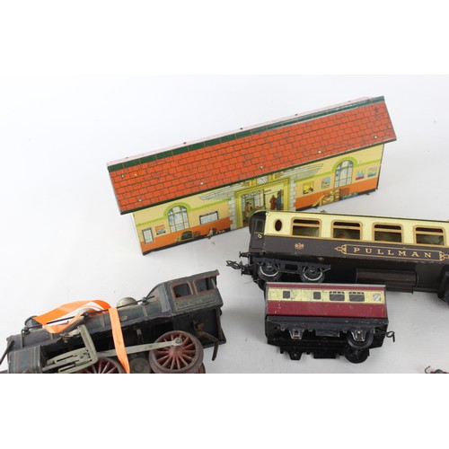 83 - Job Lot Vintage HORNBY O Gauge Tinplate Clockwork Loco, Rolling Stock      Vintage HORNBY O Gauge Ti... 