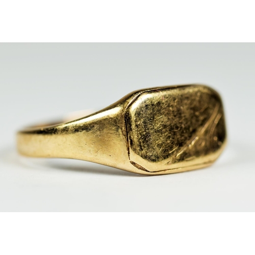 166 - 9ct Yellow Gold Gents Signet ring set.  Finger size 'Y-5'   4.5g