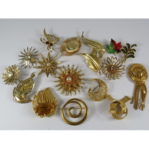 252 - Selection of Gold coloured vintage Brooches.