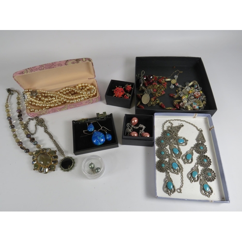 261 - Sterling silver and costume jewellery mixed lot