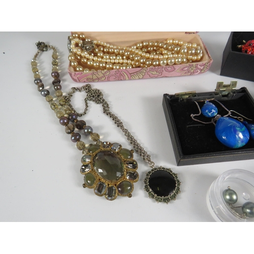 261 - Sterling silver and costume jewellery mixed lot