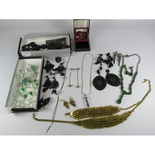 262 - Sterling silver and costume jewellery mixed lot