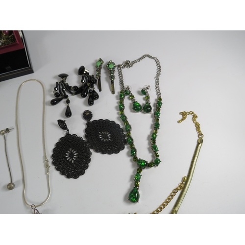 262 - Sterling silver and costume jewellery mixed lot