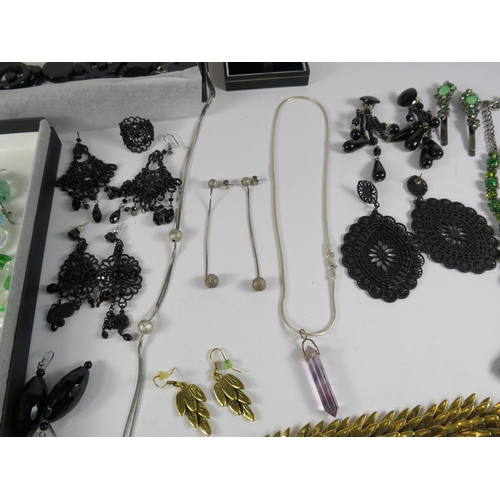 262 - Sterling silver and costume jewellery mixed lot