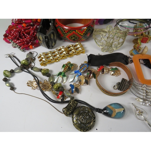 263 - Good mixed costume jewellery lot of necklaces and bracelets.