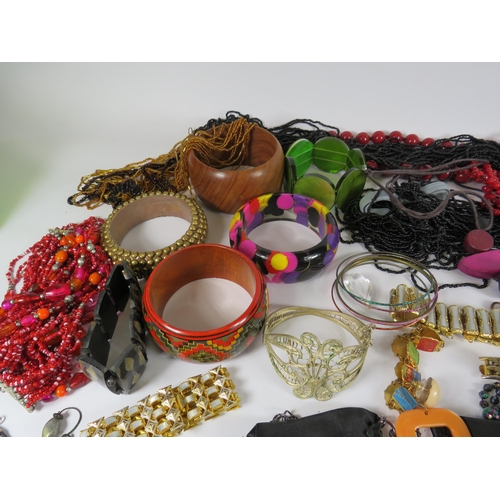 263 - Good mixed costume jewellery lot of necklaces and bracelets.