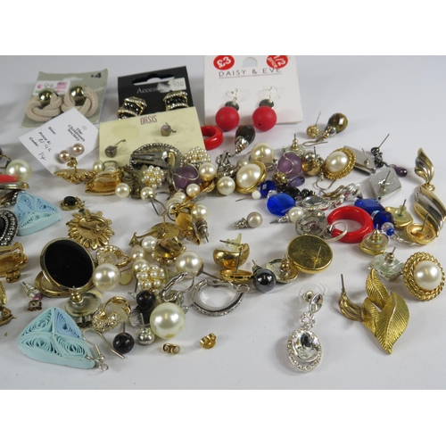 273 - Selection of costume jewellery rings and earrings.