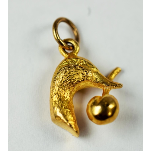 224 - 9ct Yellow Solid Gold Duck Head Pendant.  15mm  long.    2.1g