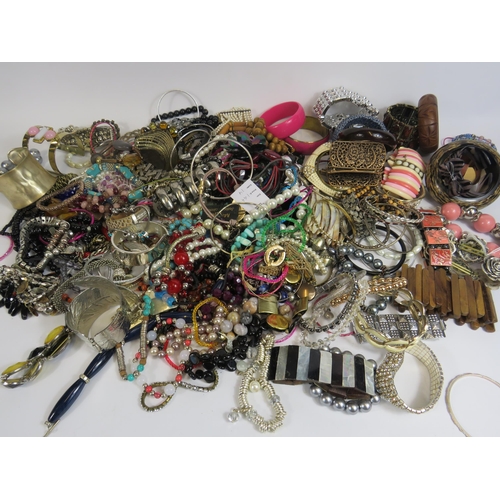 274 - Approx 3kg of costume jewellery bracelets.