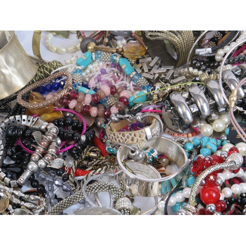 274 - Approx 3kg of costume jewellery bracelets.