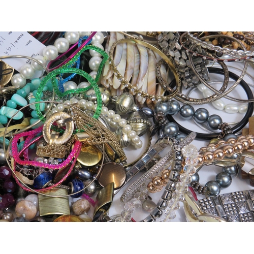 274 - Approx 3kg of costume jewellery bracelets.