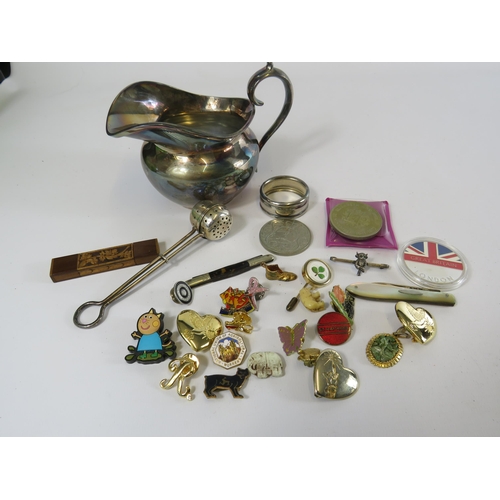 278 - Mixed collectable lot to include a sterling silver pin badge and pen knife, badges etc.