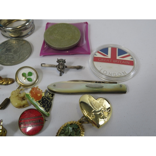 278 - Mixed collectable lot to include a sterling silver pin badge and pen knife, badges etc.