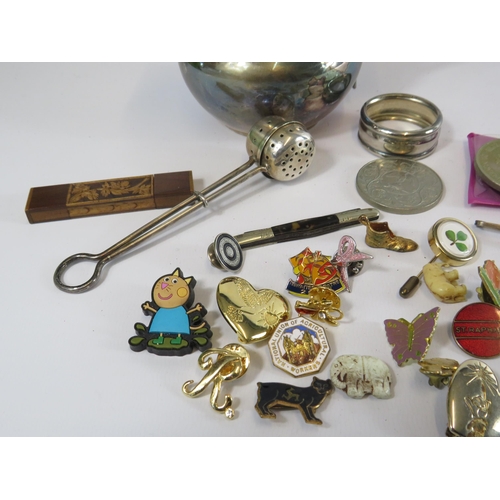 278 - Mixed collectable lot to include a sterling silver pin badge and pen knife, badges etc.