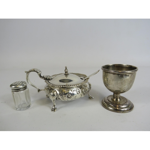 326 - Sterling silver items to include a lidded mustard pot and egg cup etc. Total weight 154 grams.