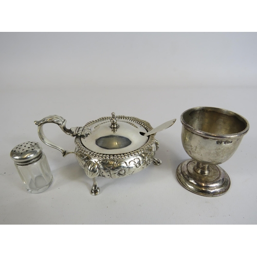 326 - Sterling silver items to include a lidded mustard pot and egg cup etc. Total weight 154 grams.