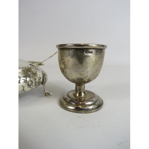 326 - Sterling silver items to include a lidded mustard pot and egg cup etc. Total weight 154 grams.