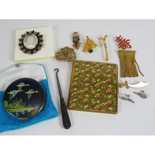 332 - Mixed lot to include a Stratton compact, Kigu cigarette box and costume jewellery brooches etc.