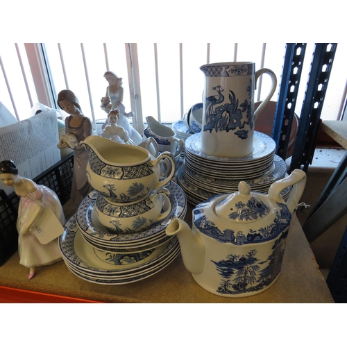 259 - Mixed lot of ceramics to include Figurines, Teaset, collectors plate etc.