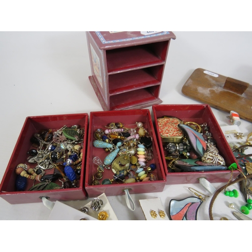 278 - Mixed costume jewellery lot. Mainly earrings and some sterling silver.