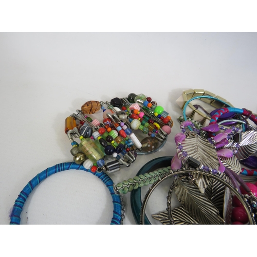 281 - Mixed costume jewellery lot Necklaces, bracelets etc.