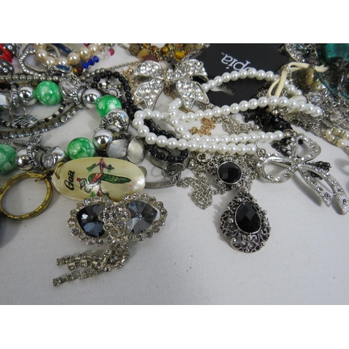 282 - Mixed costume jewellery lot necklaces, bracelets, earrings etc.