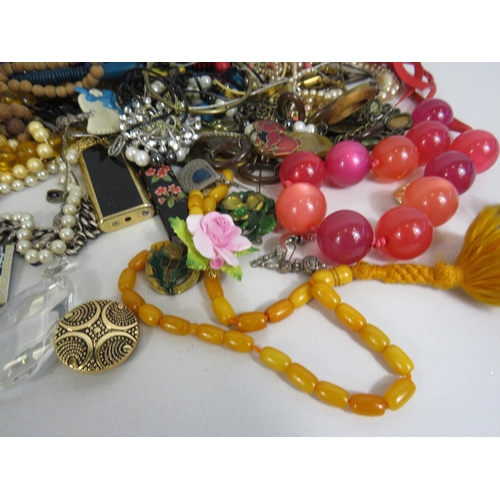 285 - Mixed lot of costume jewellery necklaces, bracelets, earrings etc