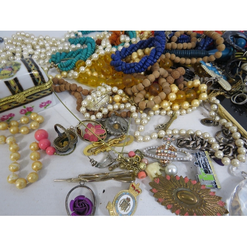 285 - Mixed lot of costume jewellery necklaces, bracelets, earrings etc