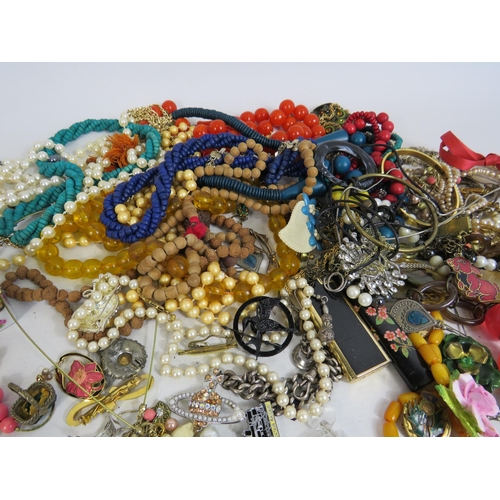 285 - Mixed lot of costume jewellery necklaces, bracelets, earrings etc