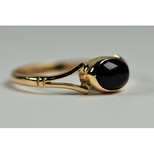 401 - 9ct Yellow Gold Onyx set ring. Finger size 'M-5'   1.3g