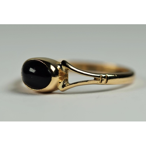 401 - 9ct Yellow Gold Onyx set ring. Finger size 'M-5'   1.3g