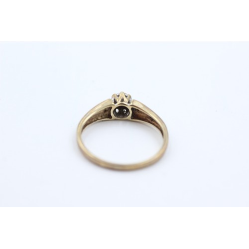 420 - 9ct gold diamond trilogy ring (2.3g)       734526