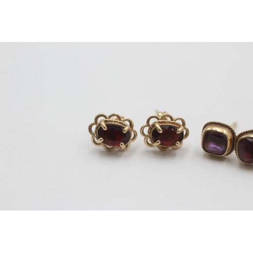 451 - 3 x 9ct gold paired stud earrings inc. amethyst, sapphire and garnet (2.4g)     811024