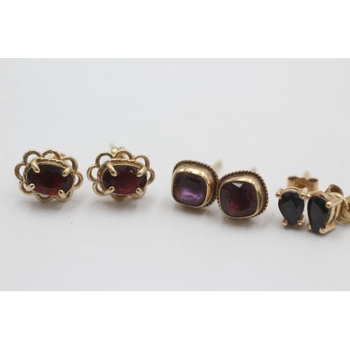 451 - 3 x 9ct gold paired stud earrings inc. amethyst, sapphire and garnet (2.4g)     811024