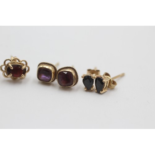 451 - 3 x 9ct gold paired stud earrings inc. amethyst, sapphire and garnet (2.4g)     811024